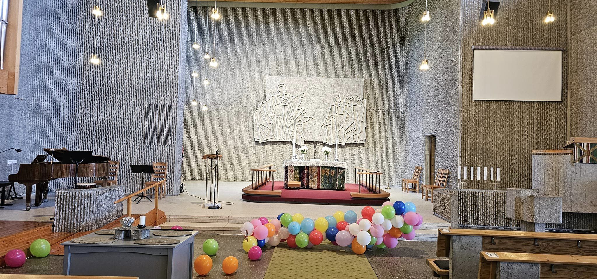 Foto av alterpartiet i Grim kirke med mange ballonger.