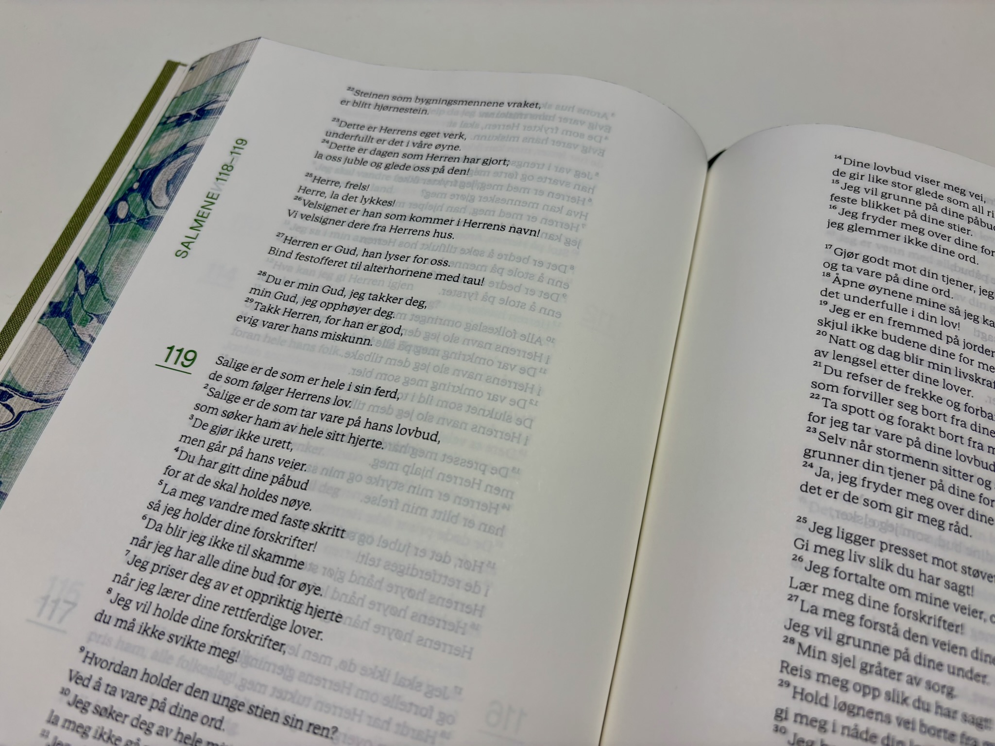 Foto av en åpen bibel