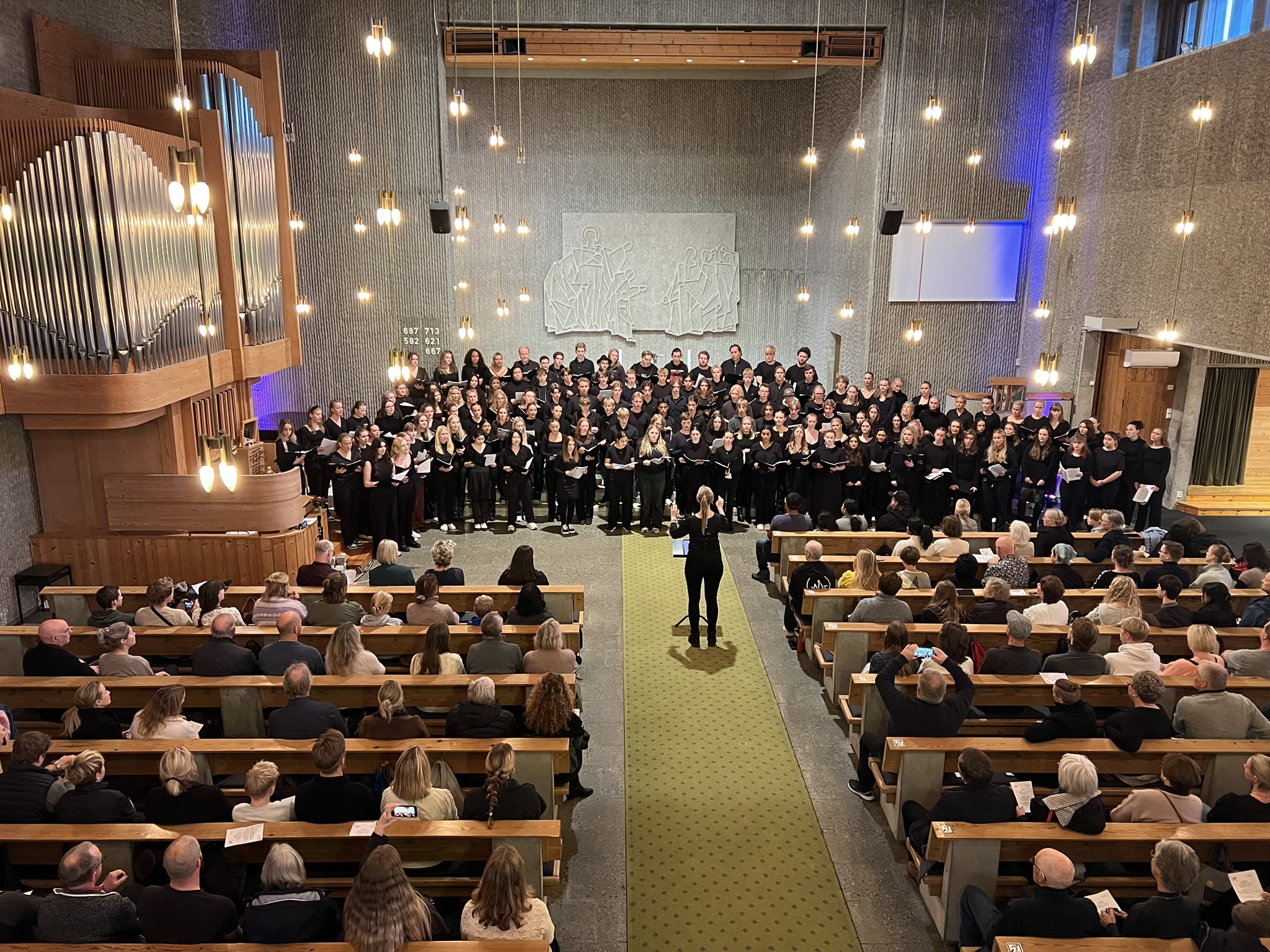 Da hadde Agder ungdomskor konsert. Koret bestod av ca 120 elever på musikklinjene fra Dahlske, Oasen Vennesla, KKG og Vågsbygd videregående skoler, samt elever fra Knuden kulturskole. I salen satt det godt over to hundre personer.   Så utrolig moro det var å se kirken så fylt opp av både glade mennesker og vakker korsang fra de unge koristene!  Konsert på onsdag Førstkommende onsdag kl 19 blir det igjen konsert i kirken. Da inviterer vårt eget kor «De som synger» til konsert under temaet «Sanger i mørketid». Som vanlig blir det et allsidig repertoar. Denne gangen blir det også med et band.   Konserten er gratis, og det blir servering etterpå.   Vigsling av kantor Vi er så takknemlige for å ha Maija-Liisa Aas som kantor i Grim kirke! Søndag 19. november skal hun bli vigslet til tjenesten av biskop Stein Reinertsen. I gudstjenesten vil også musikere med bakgrunn fra Estland og koret «De som synger» delta. Velkommen til en flott og høytidelig gudstjeneste.  Bønnegudstjeneste med skriftemål På søndag er det bots- og bønnedag. Da blir det en spesiell gudstjeneste, der det også er mulig å gå til skriftemål.   Skriftemålet skjer kollektivt, ved at den enkelte i sitt hjerte forteller Gud hva man ber om tilgivelse for. Absolusjonen, altså tilsigelsen av syndenes forlatelse, skjer ved at man kneler ved alterringen og liturgen legger hånden på hodet mens ordene om tilgivelse lyder for den enkelte.   I gudstjenesten deltar også musikerne Kjell Åge Stoveland (bratsj) og Andrea Berglihn (fiolin), som begge spiller i KSO. På kirkekaffen vil de spille og fortelle om arbeidet de driver i Thailand og på Madagaskar gjennom organisasjonen «Musikk gir liv», og det blir mulig å gi en gave til dem. https://www.facebook.com/musikkgirliv   Det som skjer neste uke: ·	Søndag 29. oktober kl 11.00: Bønnegudstjeneste med skriftemål og nattverd ved sokneprest Odd Bjarne Ellefsen, diakon Mette Stoveland, kantor Maija-Liisa Aas og frivillige i menigheten. Takkoffer til menighetens misjonsprosjekt på Madagaskar. Vipps 697210. Kirkebil kan bestilles på tel 908 97 212 mellom kl 10.00 og 10.10. Kirkekaffe med minikonsert og informasjon om «Musikk gir liv» etter gudstjenesten. ·	Mandag 30. oktober kl 9.00-13.30: Åpent lekested ·	Onsdag 1. november kl 11.00: Formiddagstreff. Kristina Grundetjern og Oskar Jansen kommer. Tema: «Ord og toner rundt allehelgensdag». Skyss: 922 62 642. Servering kr 60. ·	Onsdag 1. november kl 19.00: Konsert med koret «De som synger» m/band. Gratis inngang. Servering etter gudstjenesten ·	Torsdag 2. november kl 12.00: Strikketreff ·	Søndag 5. november kl 11.00: Allehelgensgudstjeneste Det blir lystenning og opplesning av navnene til de i vårt sokn som har gått bort i løpet av året. Har man personer fra andre steder man ønsker skal bli lest opp, er det bare å si fra til Odd Bjarne Ellefsen ·	Lørdag 11. november kl 12-15: Menighetens høstbasar ·	Søndag 19. november: Gudstjeneste med vigsling av kantor Maija-Liisa Aas  Før søndagen  Bibeltekster: Jer 18,1-10; Rom 2,1-11 og Luk 13,22-30 Salmer i gudstjenesten: 727, 632, 680, 464, 108  Søndagens bønn Nådige Gud, du har skapt oss i ditt bilde og former oss på nytt med din skaperhånd.  Vi ber deg: Tilgi oss syndene våre og forny ditt bilde i oss så vi vender om til deg og lever etter din gode vilje,  ved din Sønn Jesus Kristus, vår Herre, som med deg og Den hellige ånd lever og råder,  én sann Gud fra evighet til evighet. Amen.  For tanker om søndagens tekst, hør gjerne på podkasten «Før søndagen i Kristiansand». Du finner alle samtalene her.   Ønsker dere alle en fin helg! 😊